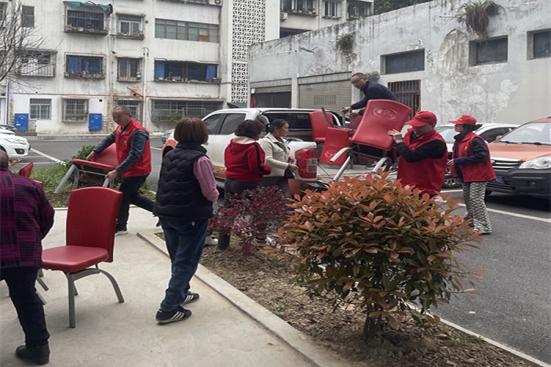 我為群眾辦實事||黨建引領(lǐng)送溫暖，愛心座椅進社區(qū)